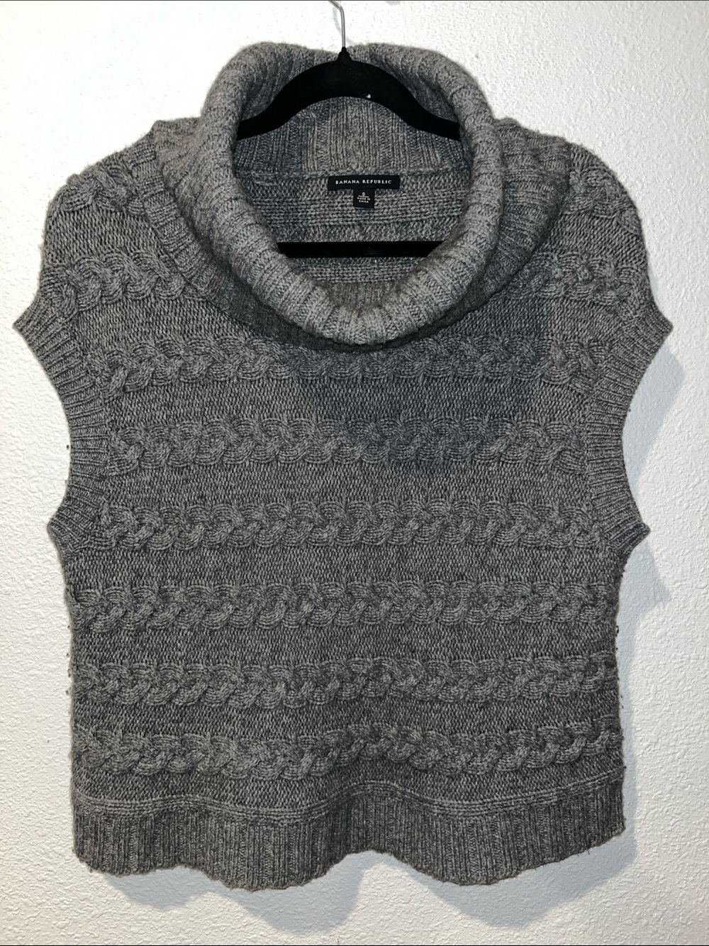 Banana Republic Gray Cable-Knit Sleeveless Cowl Neck Sweater
Wool blend
Sz S